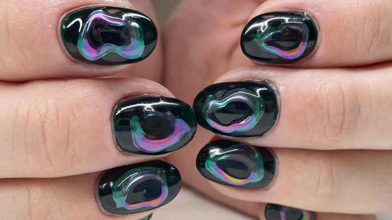 Shiny black nails with swirls