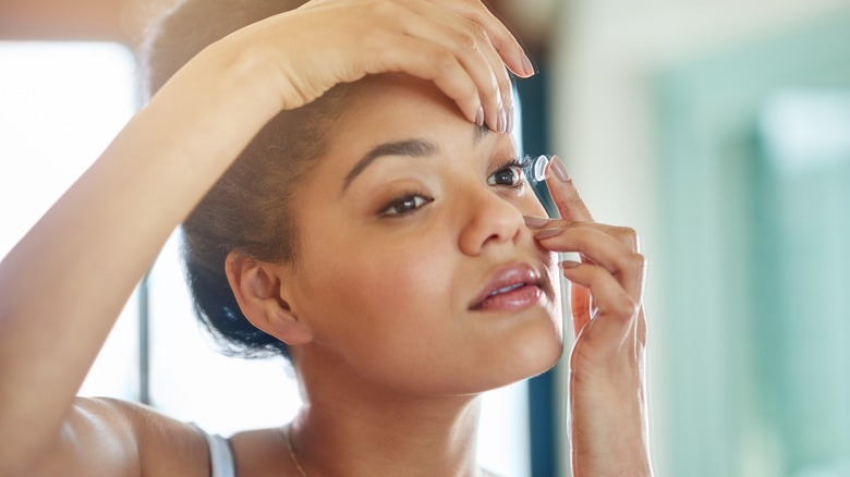 A woman using eye contacs