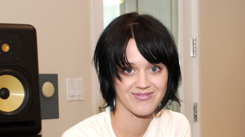 Katy Perry short hair white t-shirt