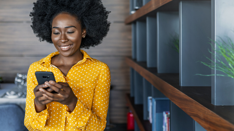 Woman texting in a lobb6