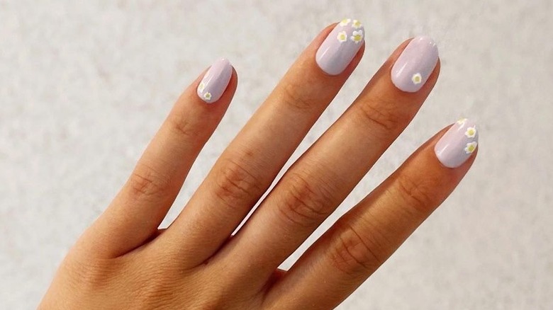 daisy flower manicure