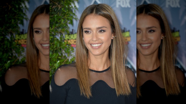 jessica alba with medium length straight hair