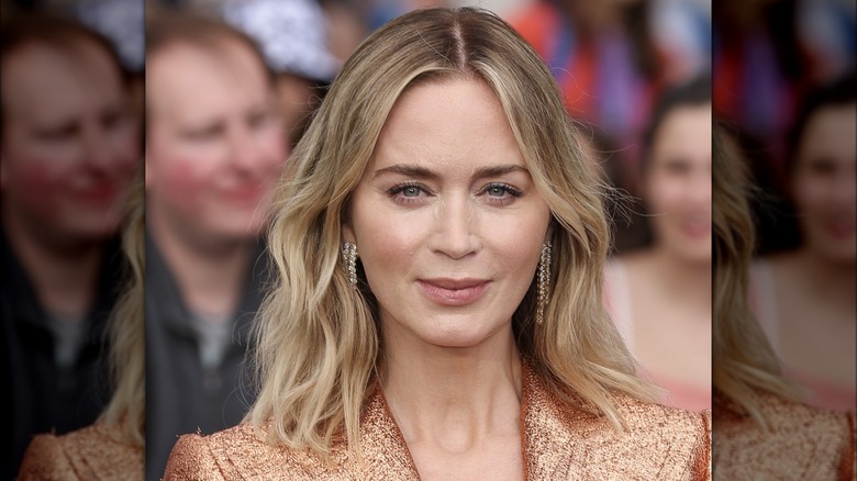 emily blunt with textured layered bob