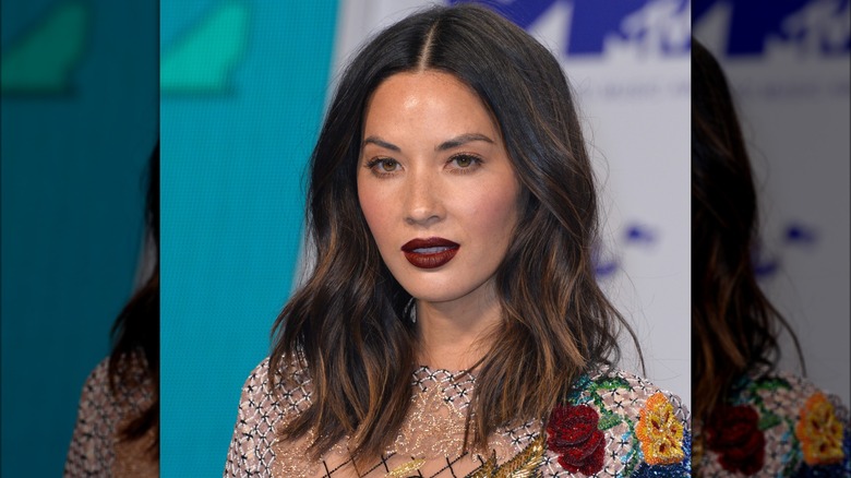 olivia munn with medium layered hair