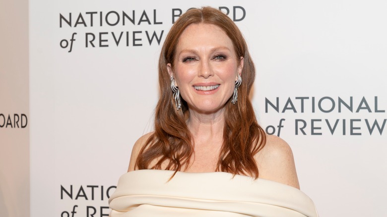 julianne moore with mid length hair