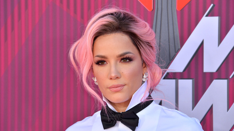 Halsey layered pink hairstyle