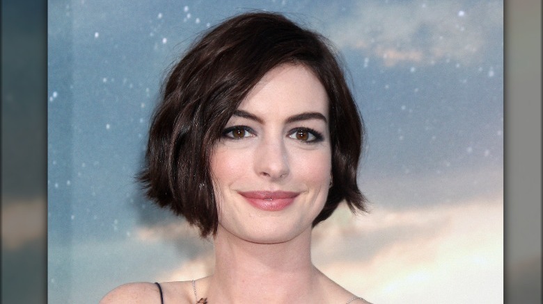 Anne Hathaway wavy bob haircut