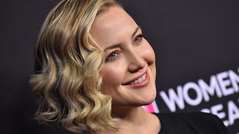 Kate Hudson structured waves hairstyle