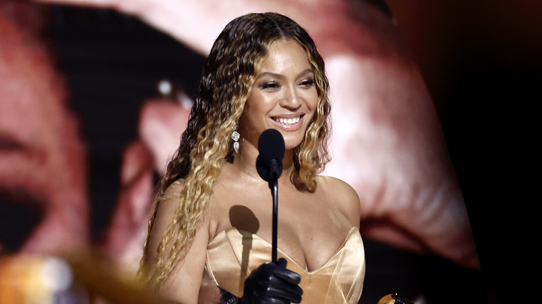 Beyoncé sleek waves hairstyle