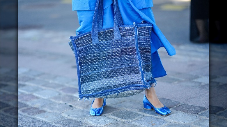 Outfit with shades of blue.