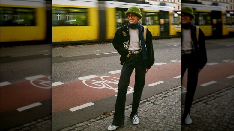 woman wearing bootcut jeans and green bucket hat