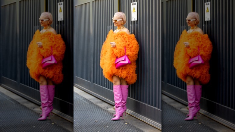 woman with orange dress and pink shoulder bag