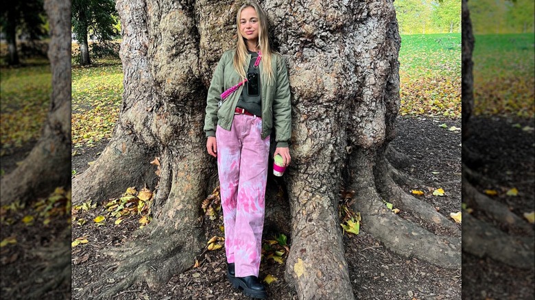 Amelia Windsor green jacket pink pants