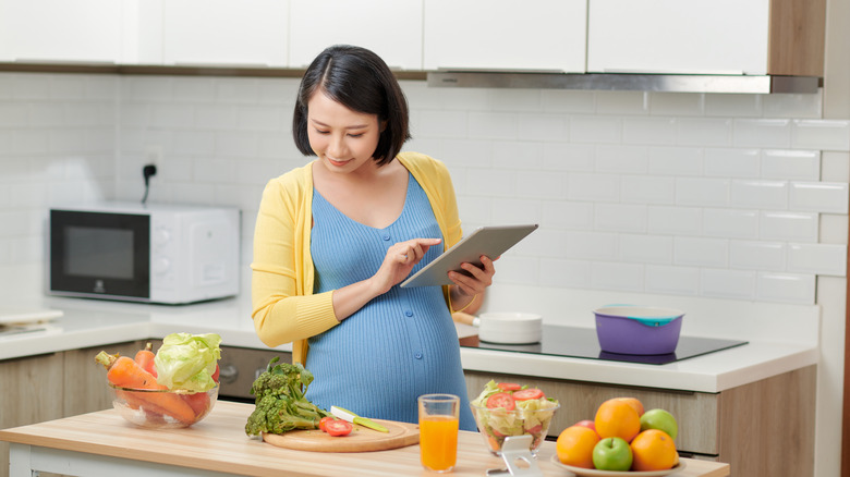 Pregnant woman planning food 