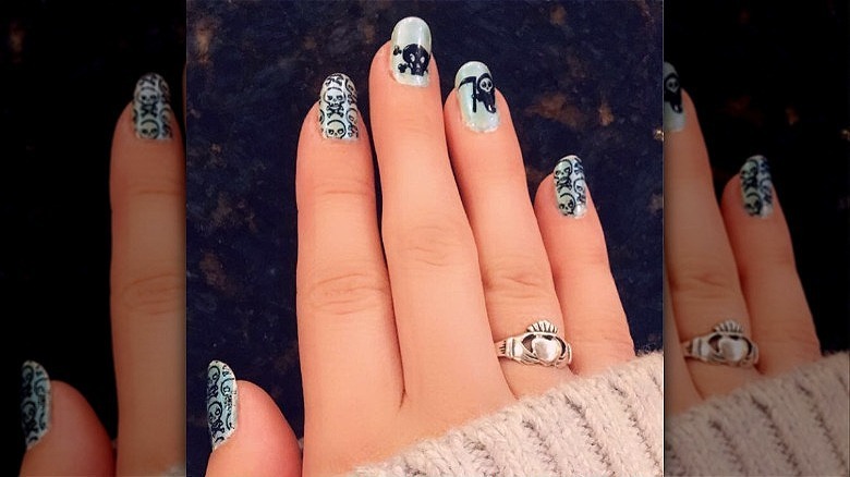 hand with skulls mismatched mani