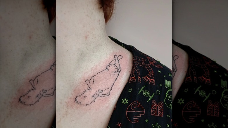 woman with cat collarbone tattoo