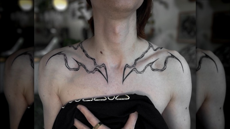woman with symmetrical collarbone tattoo