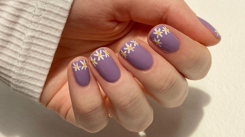 Daisies French manicure