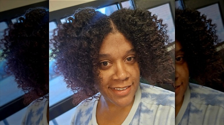 woman with middle part curly twistout