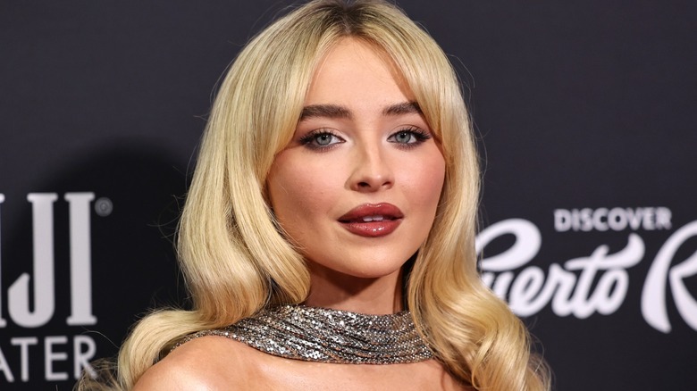 Sabrina Carpenter wearing berry lipstick and smokey eyes at the 2024 Time100 Next Gala.