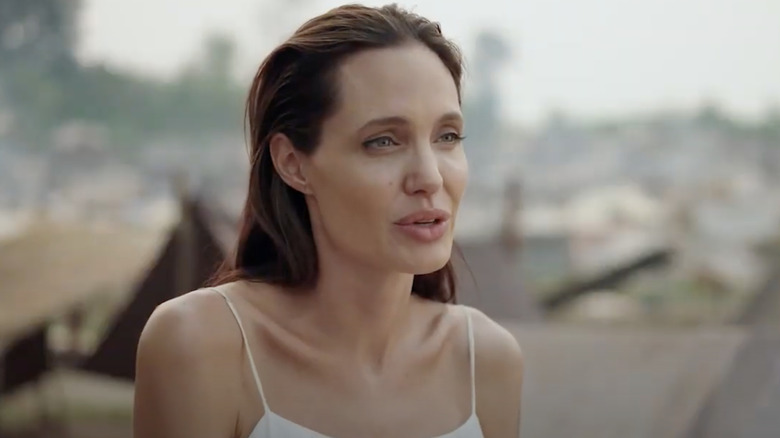 Angelina Jolie wears no makeup while discussing her film "First They Killed My Father"