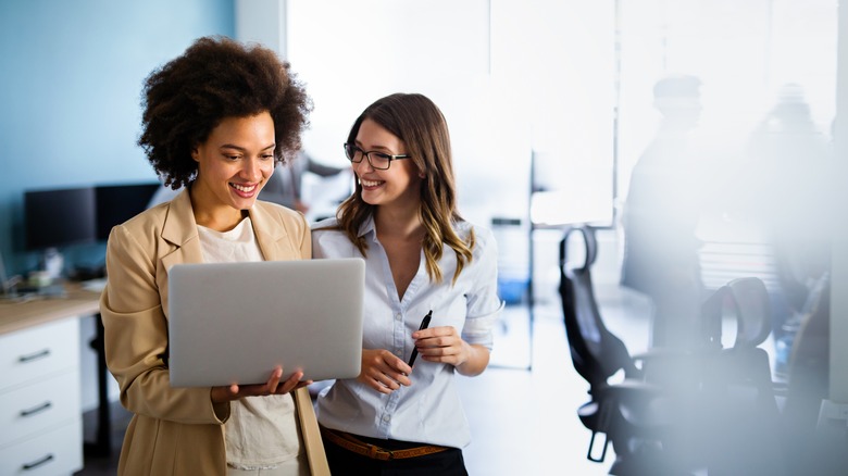 women working together 