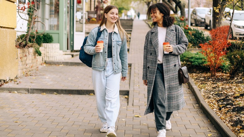 women working together 