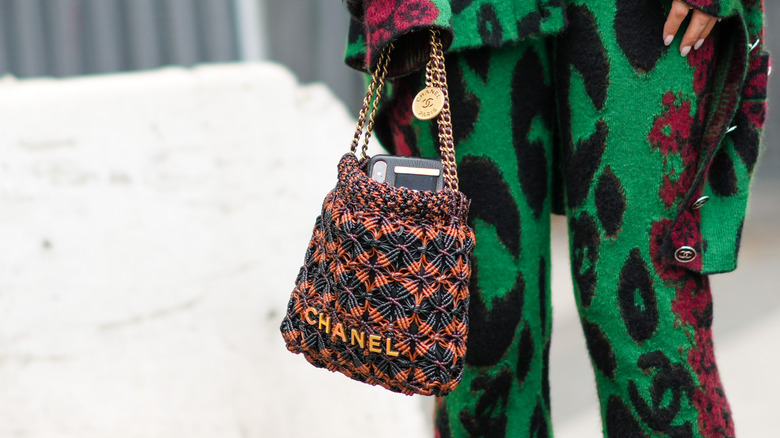 woman holding slouchy bag