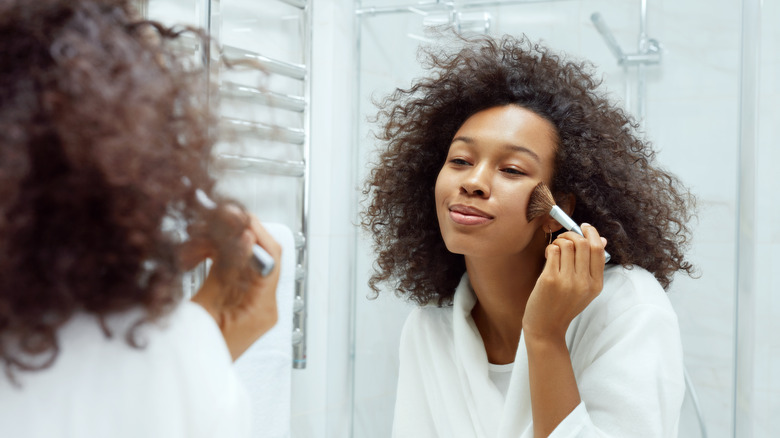 woman applying foundation