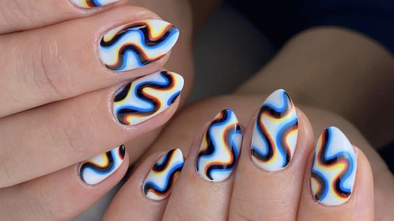 squiggly design on short nails