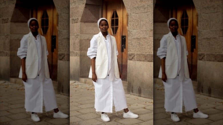 woman wearing all white look 