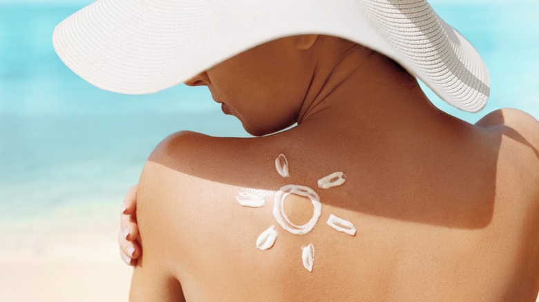 woman sunscreen on her back