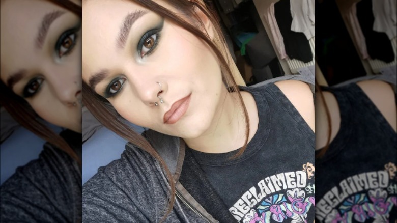 Woman with gray and green soft cat eye