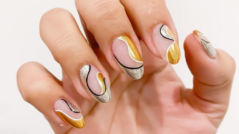 Metallic abstract manicure