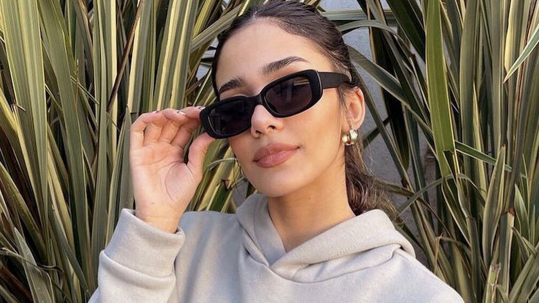 Woman with black square sunglasses