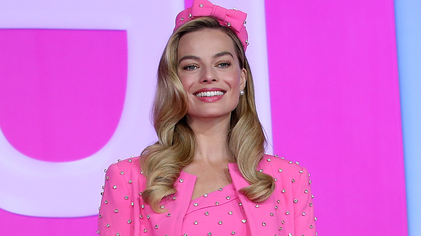 Margot Robbie: beauty look da Barbie non solo sul set