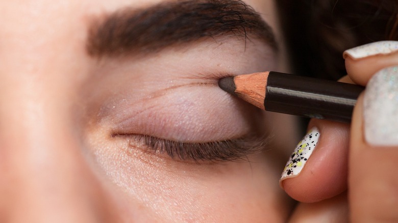 Drawing an eyeliner crease