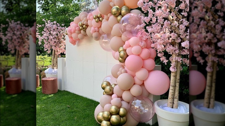 Table setting pink balloons