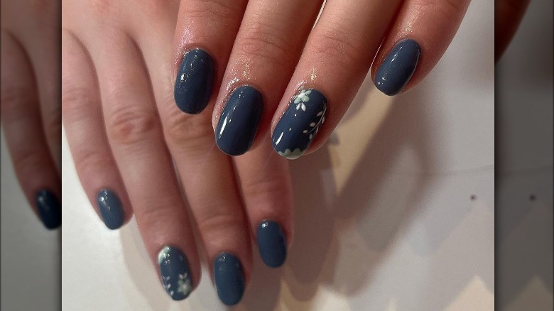 blue floral manicure 