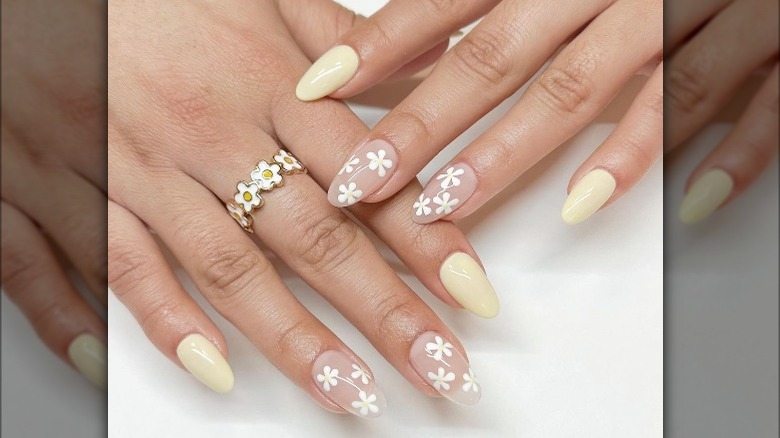 yellow daisy manicure 