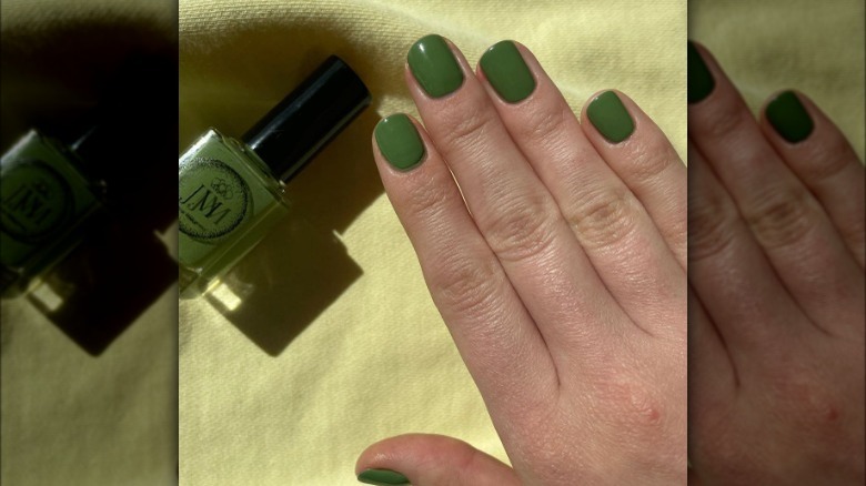 moss green manicure 