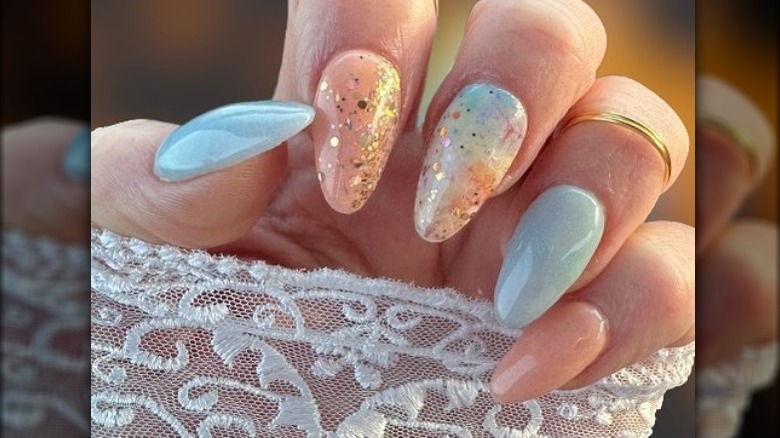 glitter manicure 