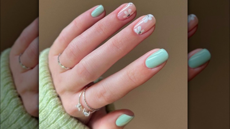 green floral spring nails 