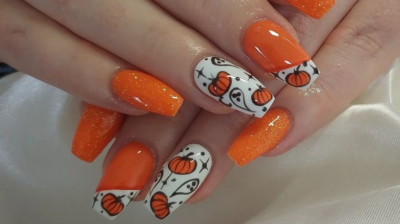 halloween manicure with pumpkins