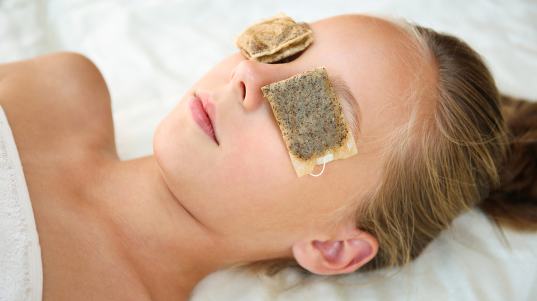 Tea bag compress for puffy eyes