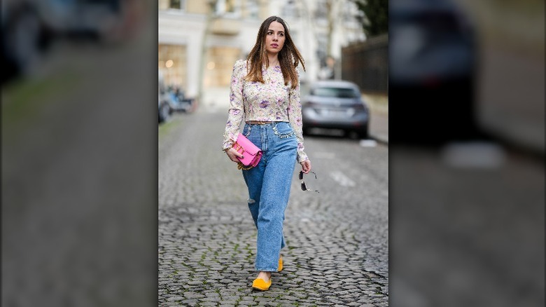 woman wearing balloon sleeves and jeans 