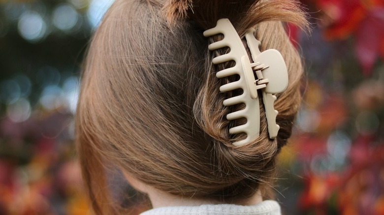 A woman wearing a claw clip