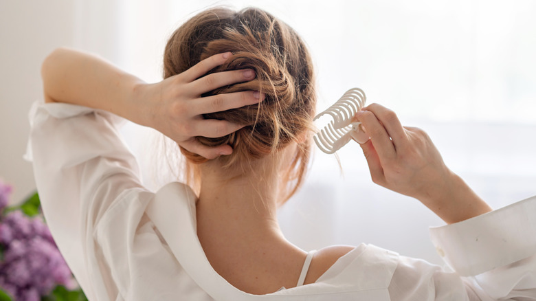 A woman using a claw clip