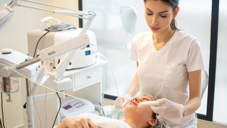 aesthetician using hydrafacial device