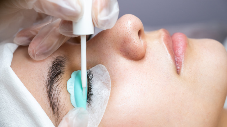 woman getting a lash lift